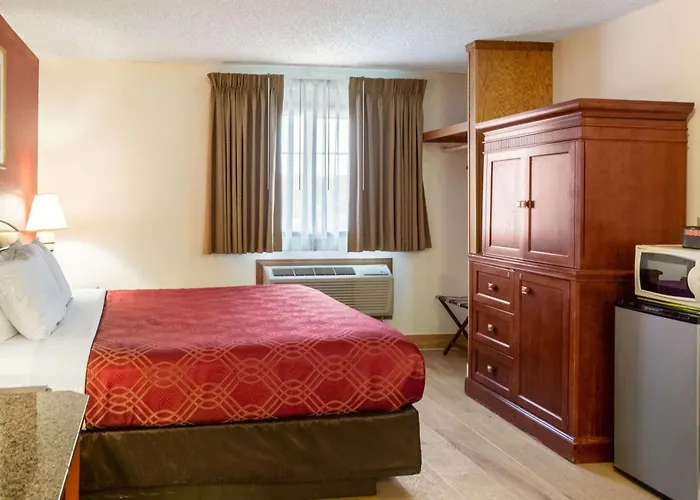 Econo Lodge Inn & Suites Madras